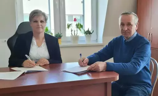 Podpisanie umowy od lewej Dyrektor Powiatowego Zarządu Dróg w Jaśle Katarzyna Kaszowicz i Jan Gumienny wykonawca